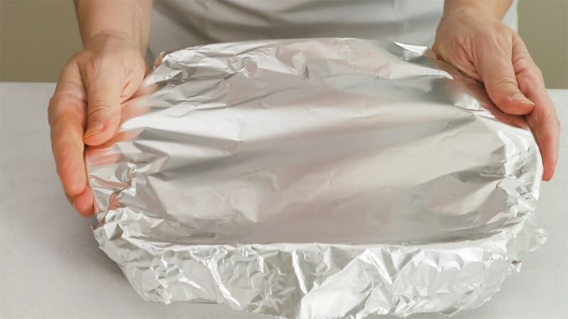 Có thể dùng giấy bạc để che mặt bánh trung thu khi nướng