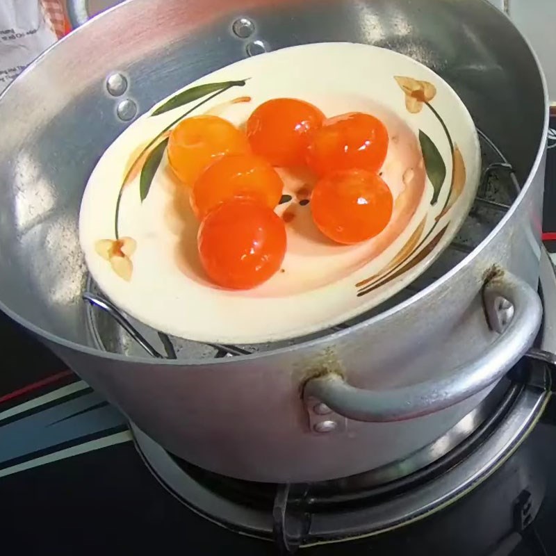 Bước 2 Sơ chế trứng muối Bánh trung thu thập cẩm khô bò