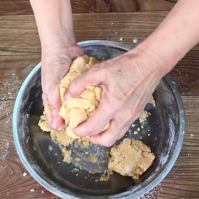 Bước 2 Nhồi và ủ bột Bánh Trung thu thập cẩm bằng nồi cơm điện