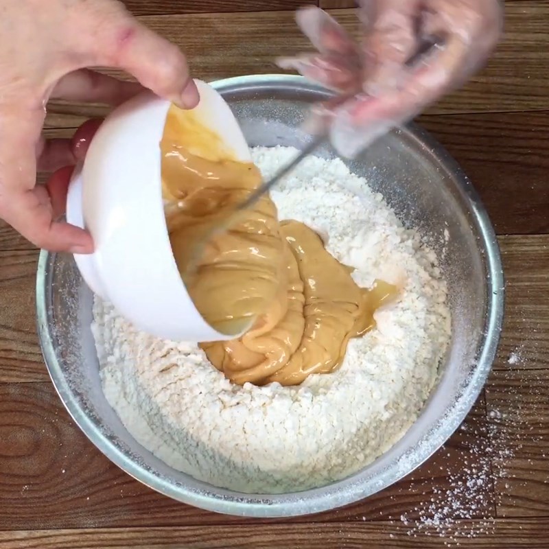 Bước 1 Trộn bột làm vỏ bánh nướng Bánh Trung thu thập cẩm bằng nồi cơm điện