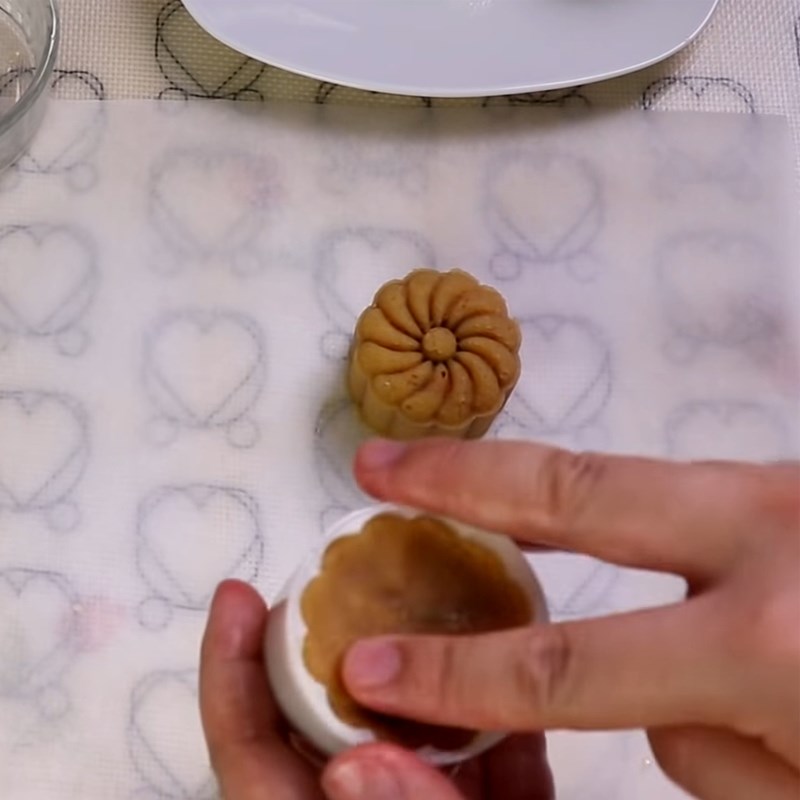 Bước 5 Tạo hình bánh trung thu Bánh Trung Thu thập cẩm cho người ăn kiêng