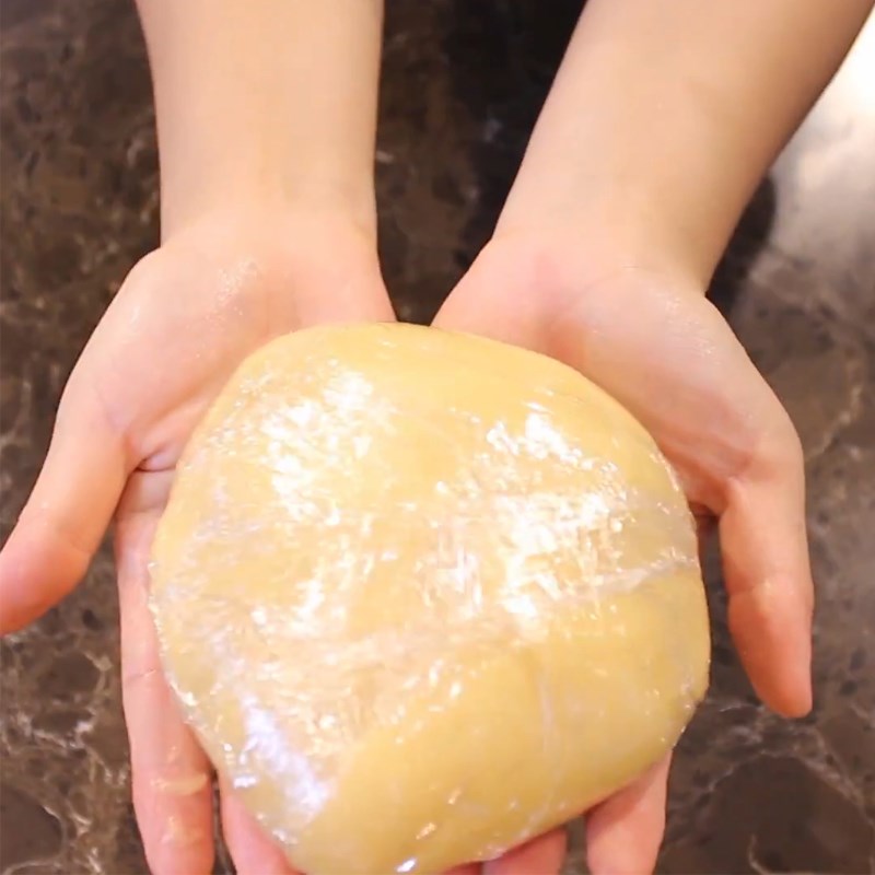 Bước 2 Trộn bột làm bánh Bánh Trung Thu hình con cá