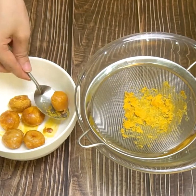 Bước 1 Sơ chế và nướng trứng muối Bánh trung thu kim sa trứng muối bằng nồi chiên không dầu