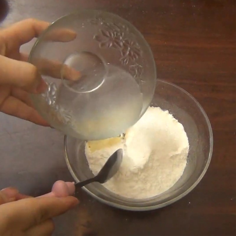 Bước 1 Trộn bột nước Bánh trung thu ngàn lớp nhân đậu xanh