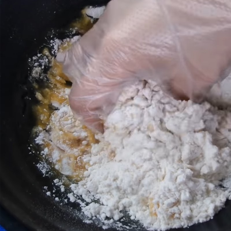 Bước 1 Trộn bột vỏ bánh Bánh trung thu nướng nhân khoai môn dẻo không cần lò nướng