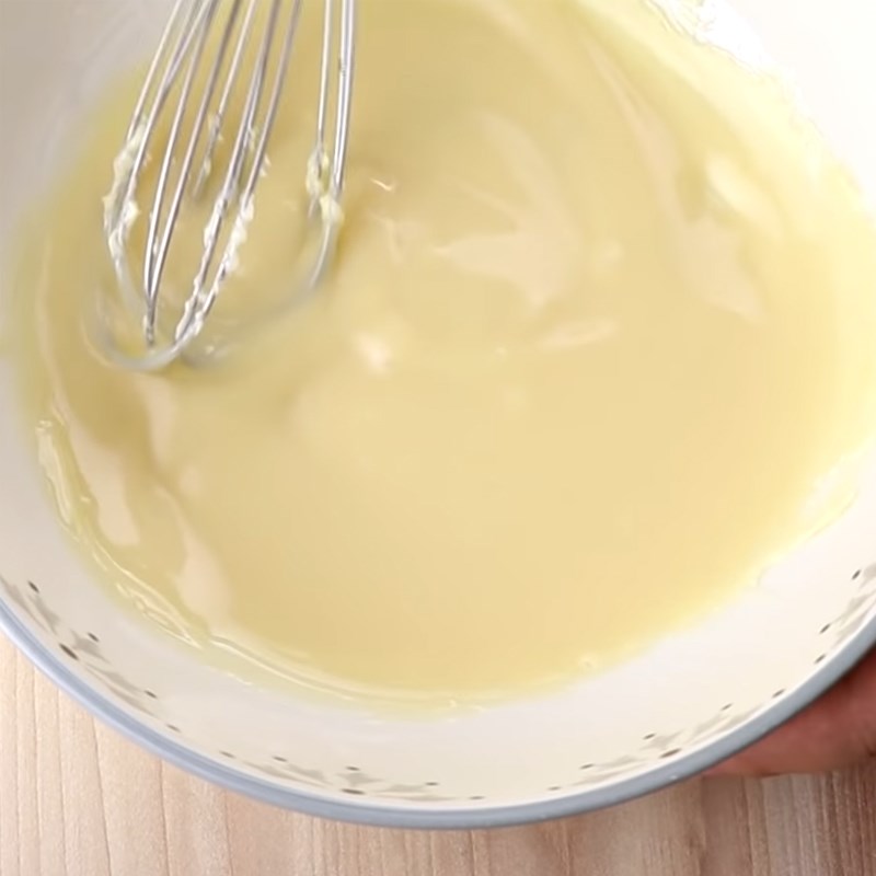 Bước 5 Trộn bột bánh Bánh trung thu trứng sữa nhân trứng muối tan chảy