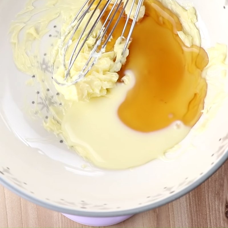 Bước 5 Trộn bột bánh Bánh trung thu trứng sữa nhân trứng muối tan chảy