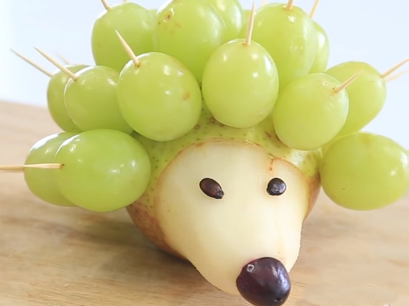Tạo hình con nhím bằng hoa quả 