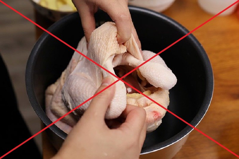 Tránh nhồi thêm thực phẩm vào gà